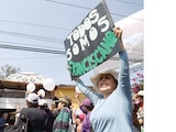 Una mujer celebra afuera de las instalaciones del Refugio Franciscano, ayer.