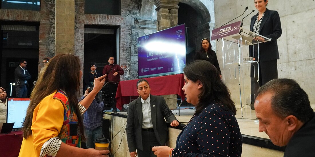 Natalia Lane al increpar a Bertha María Alcalde, ayer, en un foro de género.