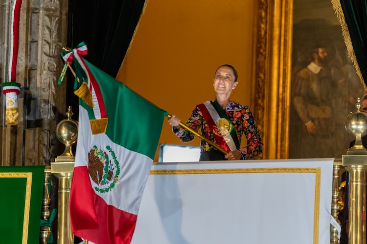 La presidenta Claudia Sheinbaum durante el Grito de Independencia de 2026.
