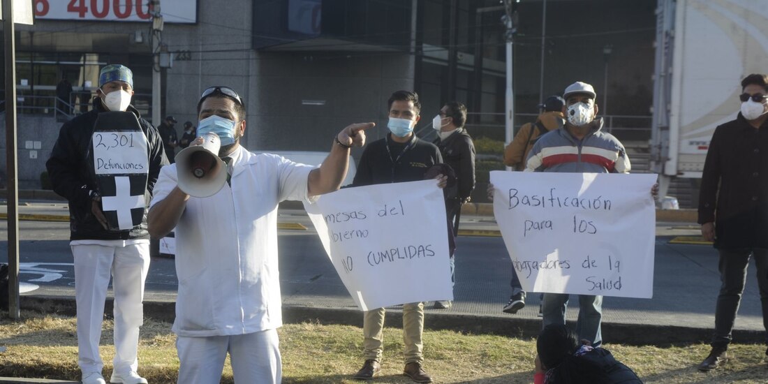 Personal Médico se manifiesta para exigir a las autoridades insumos para hacer frente al COVID-19. 