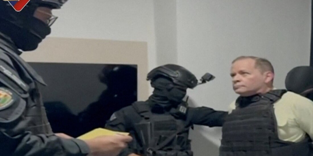 Imágenes transmitidas por la televisión venezolana de la detención de Juan Pablo Guanipa, ayer.