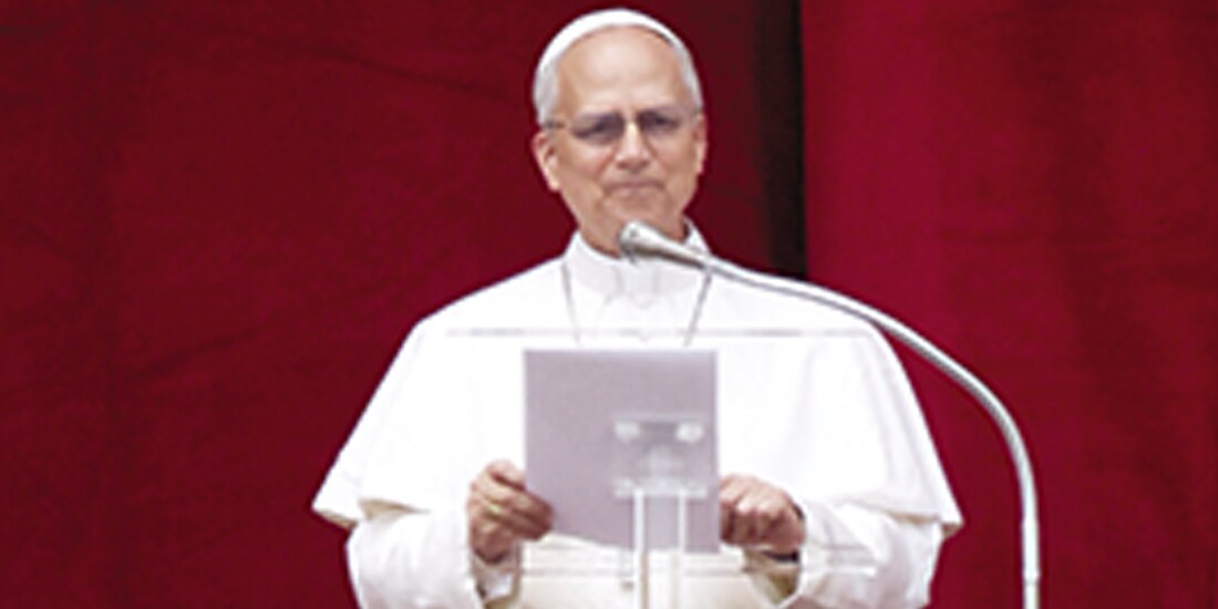 El Papa aparece en el balcón de la Basílica de San Pedro para su primera bendición dominical, ayer.