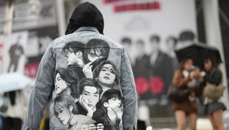 Fan del grupo de K-pop llega al estadio donde se presenta la gira BTS en Corea del Sur