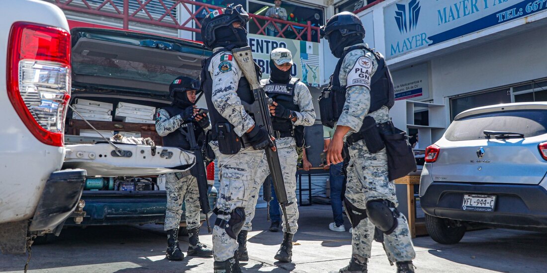 Elementos de seguridad frente a negocios en Culiacán.