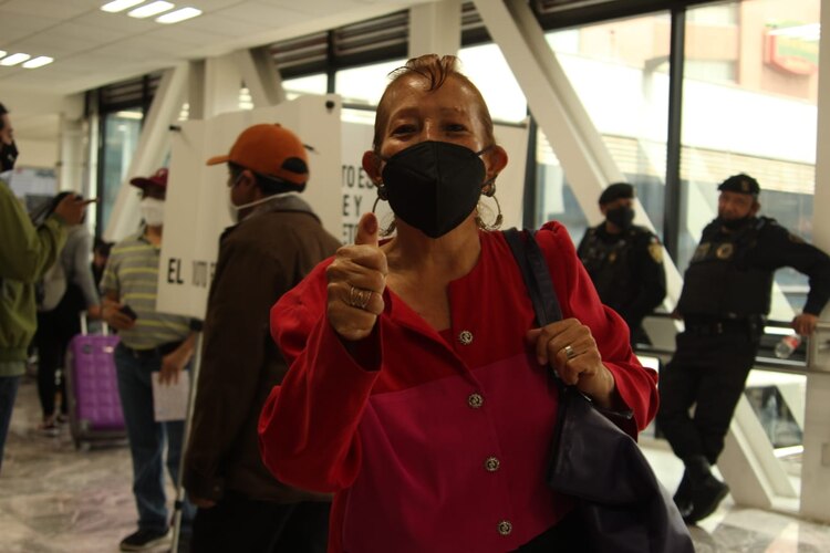 Una mujer después de votar en la casilla especial del AICM.