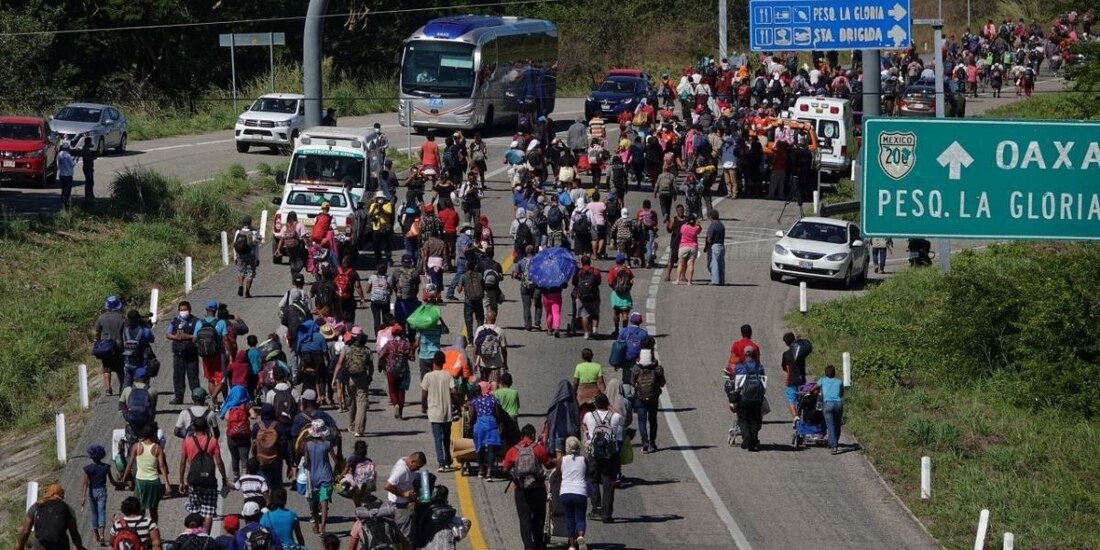 Integrantes de la caravana migrante avanzan hacia la Ciudad de México para regularizar su situación en el país.