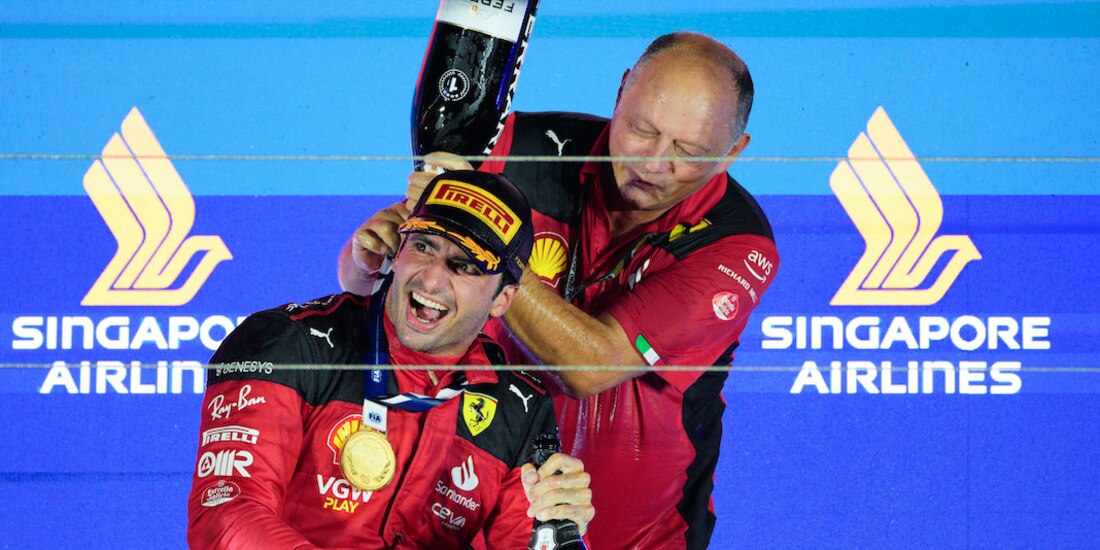 El piloto español celebra con su construcor su primer triunfo.