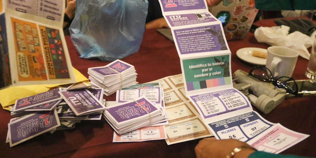 Integrantes de SomosMX presentaron diversos acordeones que, dijeron, denunciará ante las autoridades.