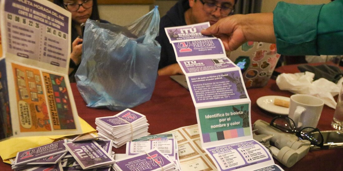 Integrantes de SomosMX presentaron diversos acordeones que, dijeron, denunciará ante las autoridades.