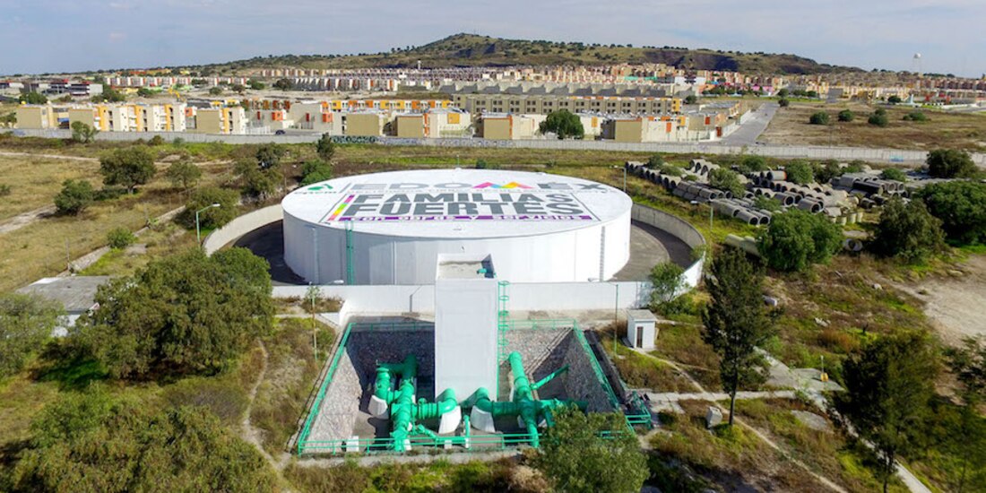 A la izq. el tanque de almacenamiento de agua potable, en Huixquilucan, y a la der. la red hidráulica de Nezahualcóyotl.
