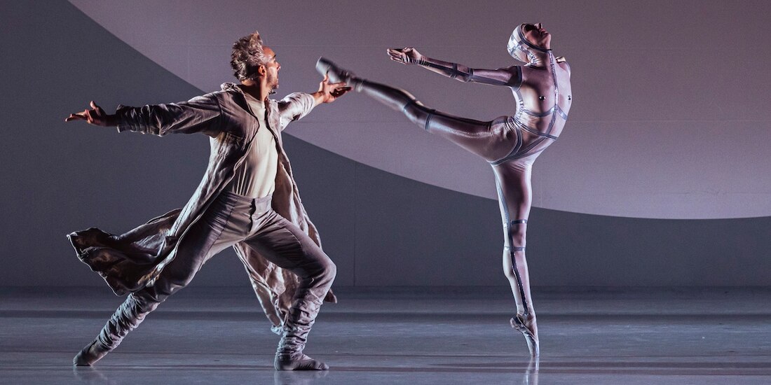 La protagonista (der.) es interpretada por Juliette Klein.