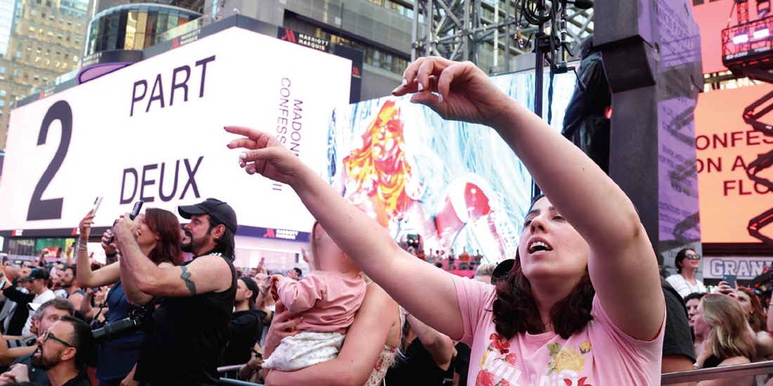 La cantante convocó a fans de todas las edades con su show sorpresa.
