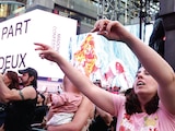 La cantante convocó a fans de todas las edades con su show sorpresa.
