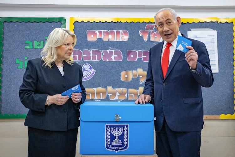 Primer ministro de Israel, Benjamin Netanyahu, vota en las elecciones de Israel, el 27 de octubre de 2026.
