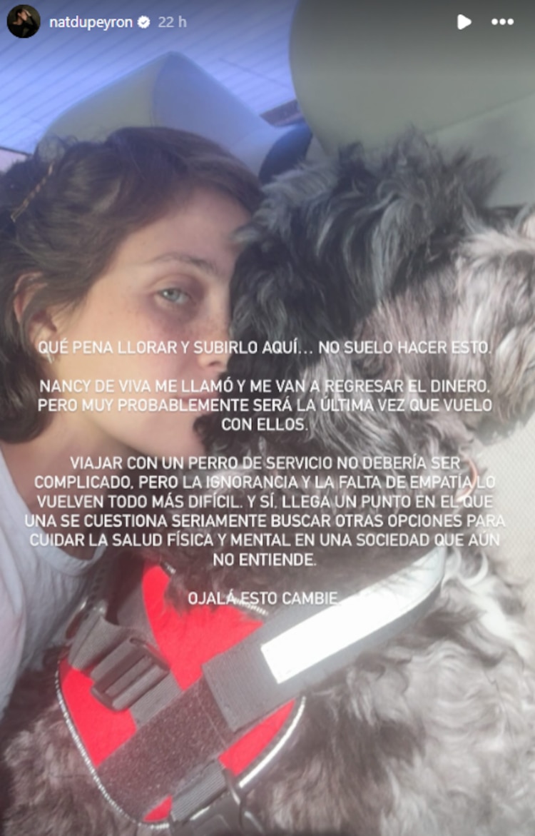 Natasha Dupeyron llora por una aerolínea que le impidió viajar con su perro de servicio
