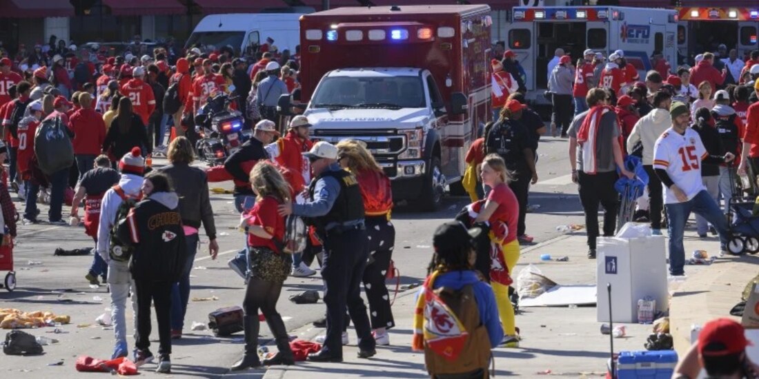 La policía despeja el área después de un tiroteo en la celebración del Super Bowl del equipo de fútbol americano Kansas City Chiefs en Kansas City, Misuri, el miércoles 14 de febrero de 2024.