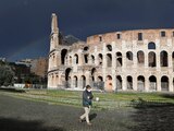 Italia anunció la ampliación de 3 a 10 las zonas de confinamiento por presencia de nuevas variantes; en la imagen, Roma, ayer.