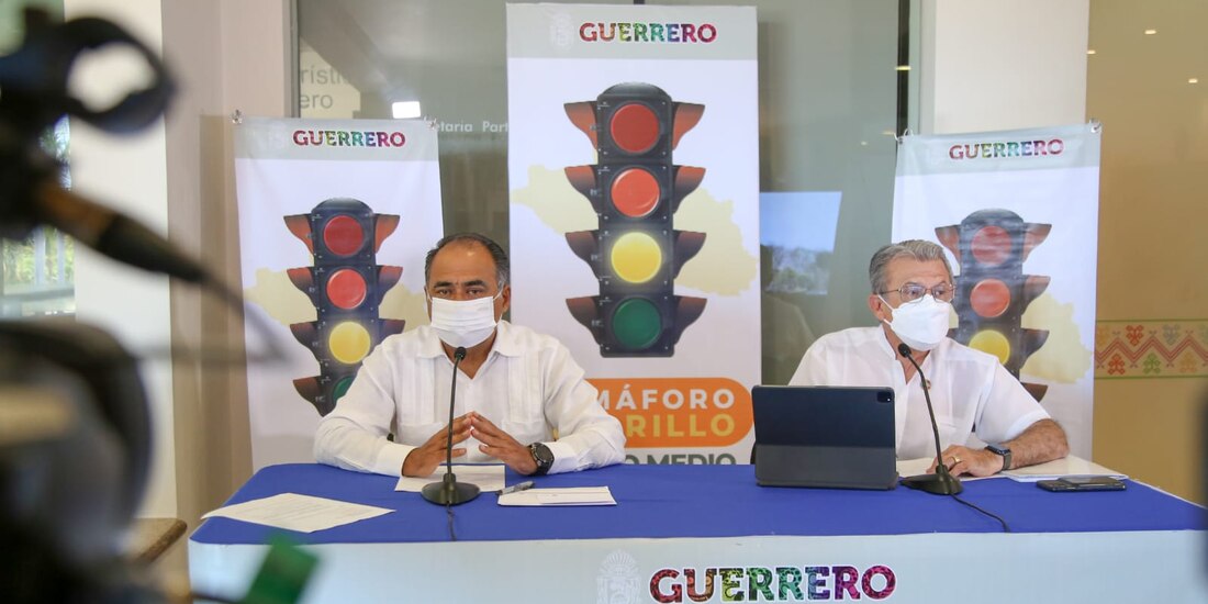 El gobernador Héctor Astudillo (izq.) y el secretario de Salud, ayer.