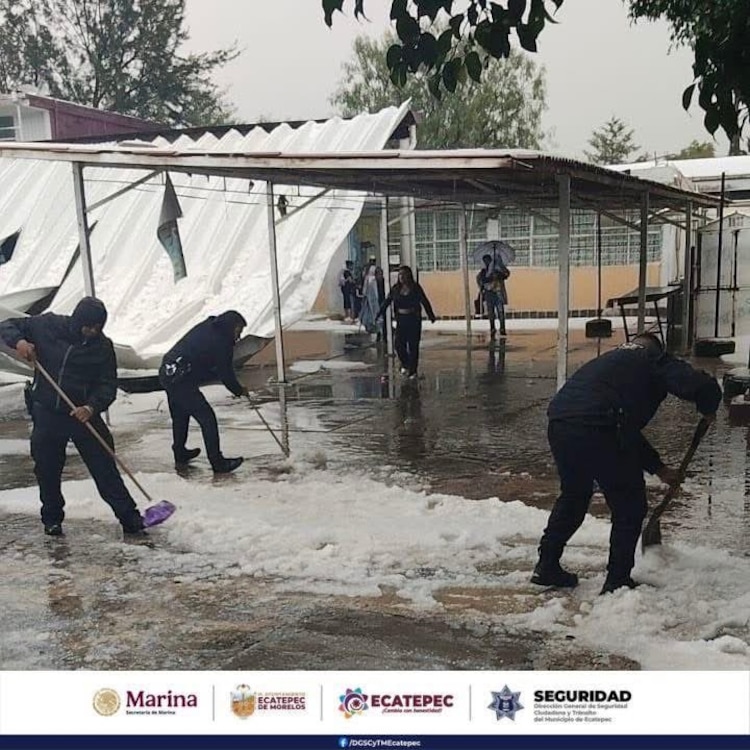 Tormenta y granizo dañan escuela en Ecatepec