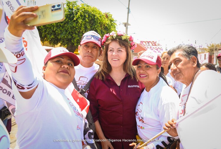 La abanderada de la 4T en Morelos (centro), ayer, en Totolapan.