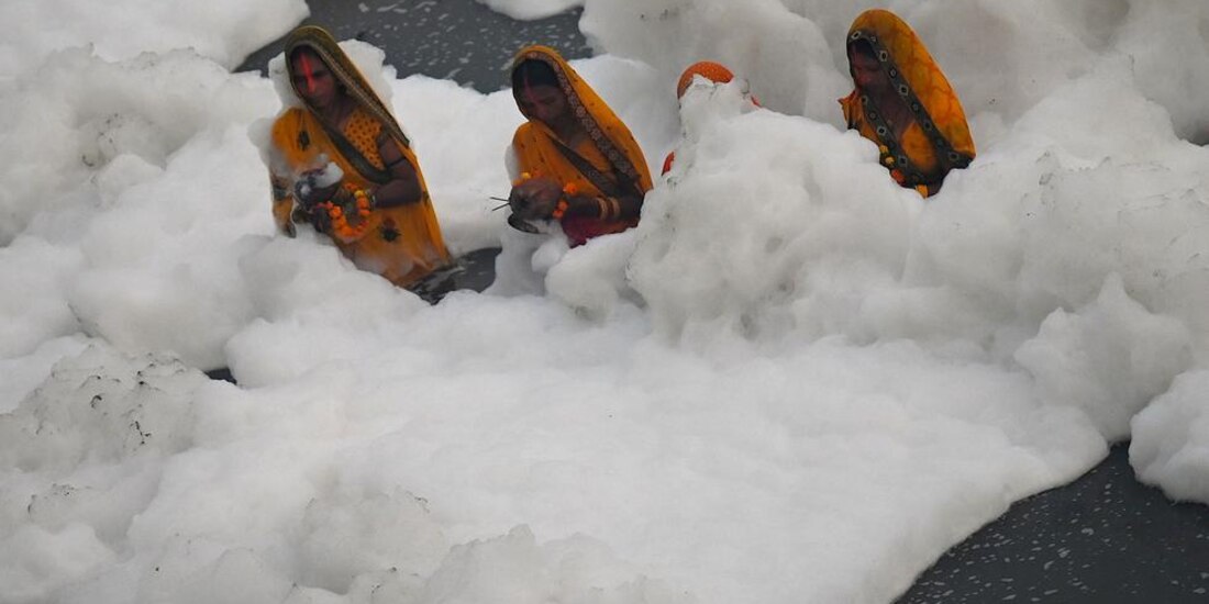 En India, personas entran a río tóxico para pedir curación de enfermedades