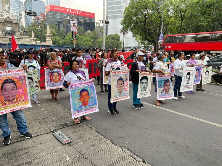 Padres de los 43 marchan en Reforma.