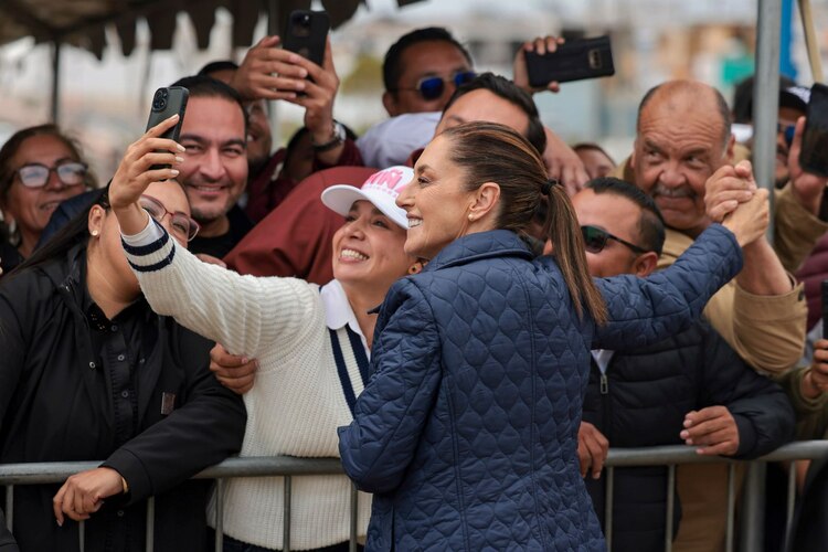 Presidenta Claudia Sheinbaum convivió con habitantes de Baja California.