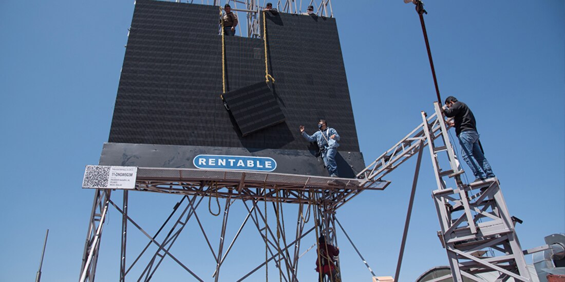 Personal de la alcaldía Miguel Hidalgo retira un espectacular, en octubre pasado.