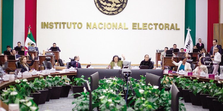 Sesión del pleno del Consejo General del INE, en imagen de archivo