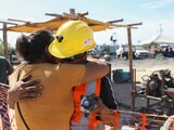 Sergio Martínez, hermano de Luis, uno de los mineros atrapados, abraza a su esposa, ayer, en Sabinas, Coahuila.