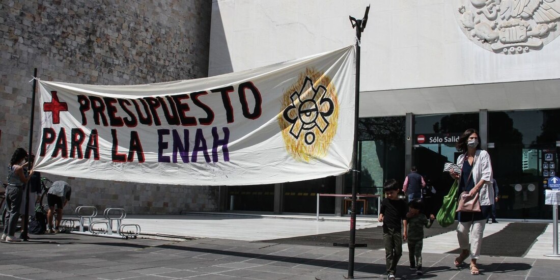 Trabajadores de la ENAH se han manifestado por recortes en el presupuesto.