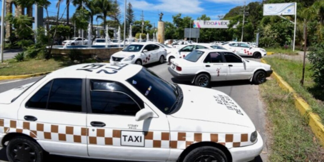 Una de las entradas a la cabecera municipal de Ixtapan de la Sal permaneció bloqueada durante varias horas por taxistas, ayer.
