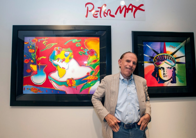 El artista Peter Max posa durante su exposición retrospectiva organizada por Road Show Company, el 6 de septiembre de 2014, en el centro comercial Northbrook Court de Northbrook, Illinois.