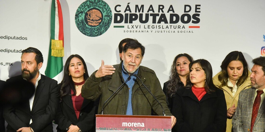El presidente del Senado, Gerardo Fernández Noroña, e integrantes del grupo parlamentario de Morena, ayer, en conferencia de prensa.