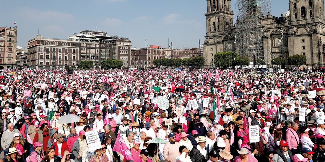 Concentración de ciudadanos, ayer, en la Marcha por la Democracia.