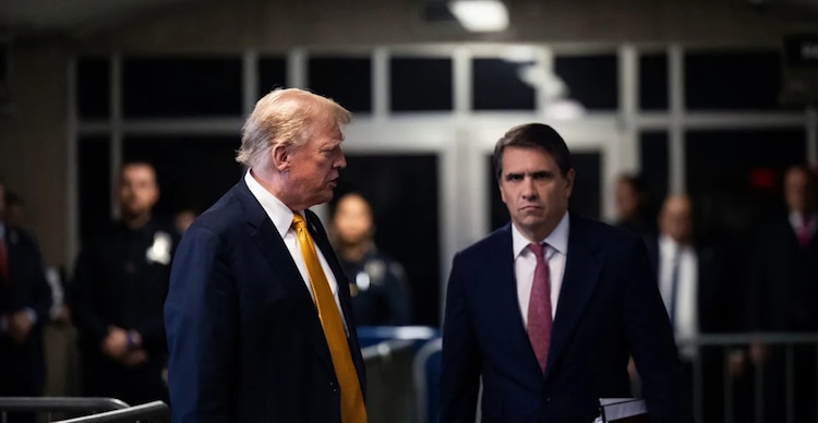 Donald Trump y Todd Blanche