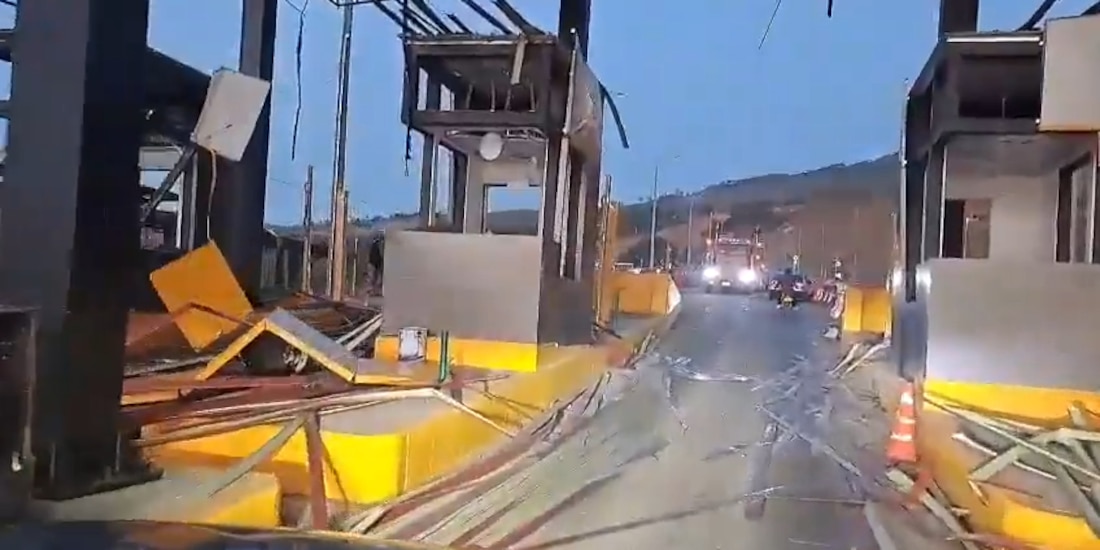 Aspecto de los daños provocados por ataque con explosivos sobre la Carretera Panamericana, en la ruta que conecta Cauca y Valle del Cauca, en Colombia.