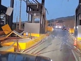 Aspecto de los daños provocados por ataque con explosivos sobre la Carretera Panamericana, en la ruta que conecta Cauca y Valle del Cauca, en Colombia.