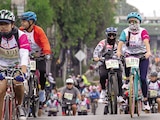MILES DE CICLISTAS circulan por la Calzada de Tlalpan y la ciclovía Gran Tenochtitlán, ayer.