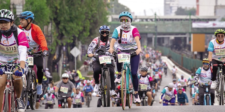 MILES DE CICLISTAS circulan por la Calzada de Tlalpan y la ciclovía Gran Tenochtitlán, ayer.