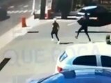 En este video se aprecia cómo el venezolano entra a robar a un restaurante, hasta que es encarado por un escolta