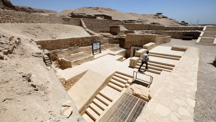 El antiguo "Samut" (TT417) y "Amenhotep Rabuia" (TT416), recientemente restaurados, en la necrópolis de El-Jocha, en la orilla oeste del Nilo en Luxor.