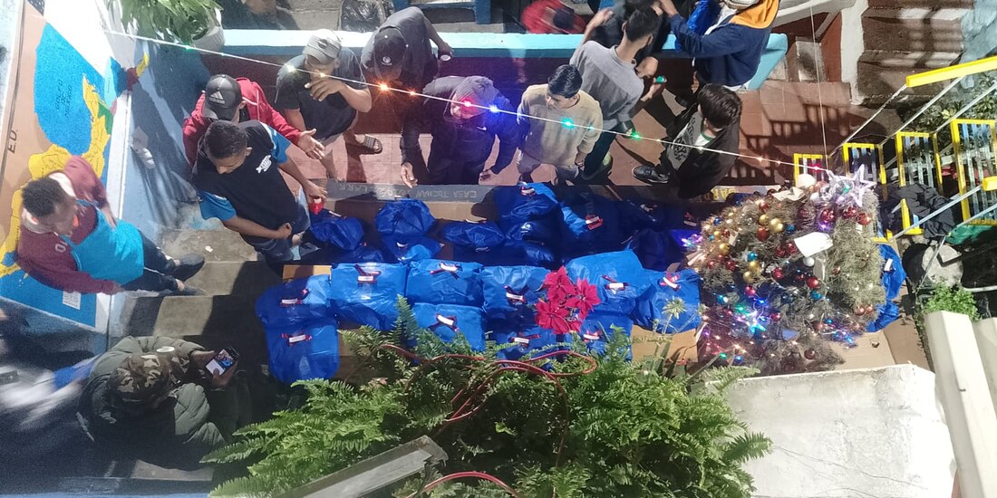 Migrantes en Casa Tochan, en la cena navideña, en la Ciudad de México, el martes.