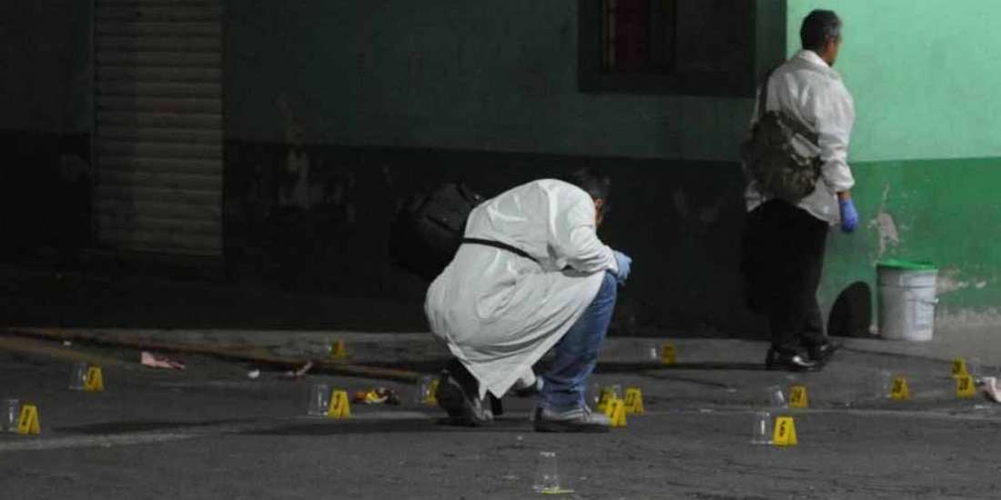 Elementos de seguridad recuperan casquillos en una escena del crimen.