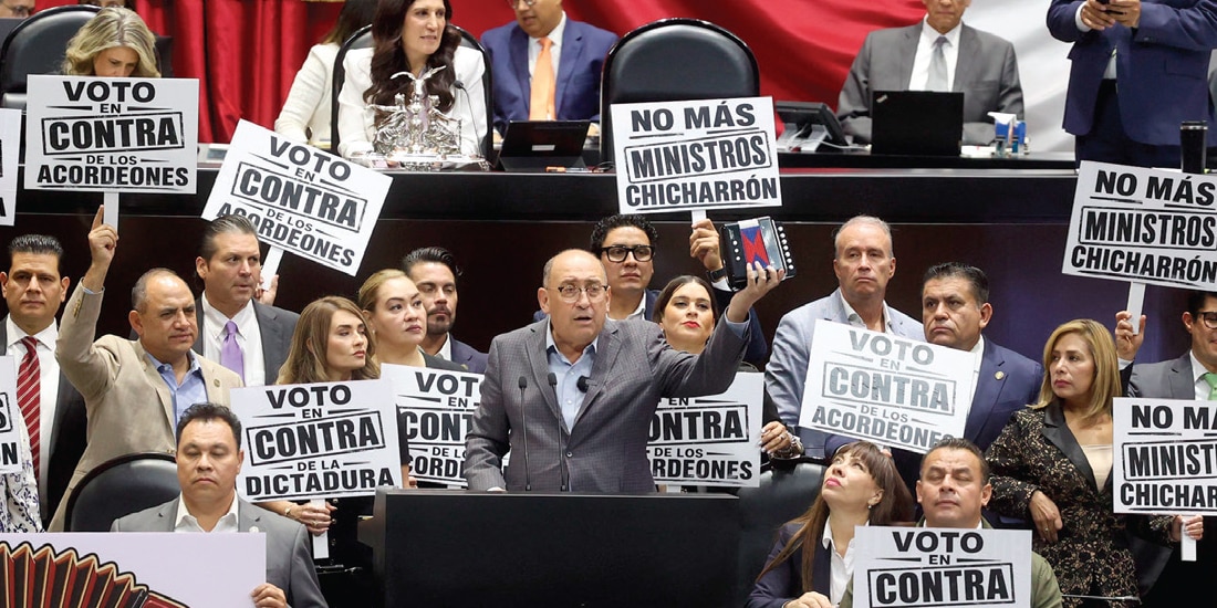 LEGISLADORES del PRI protestan, ayer,
desde la tribuna de la Cámara baja.