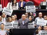 LEGISLADORES del PRI protestan, ayer,
desde la tribuna de la Cámara baja.