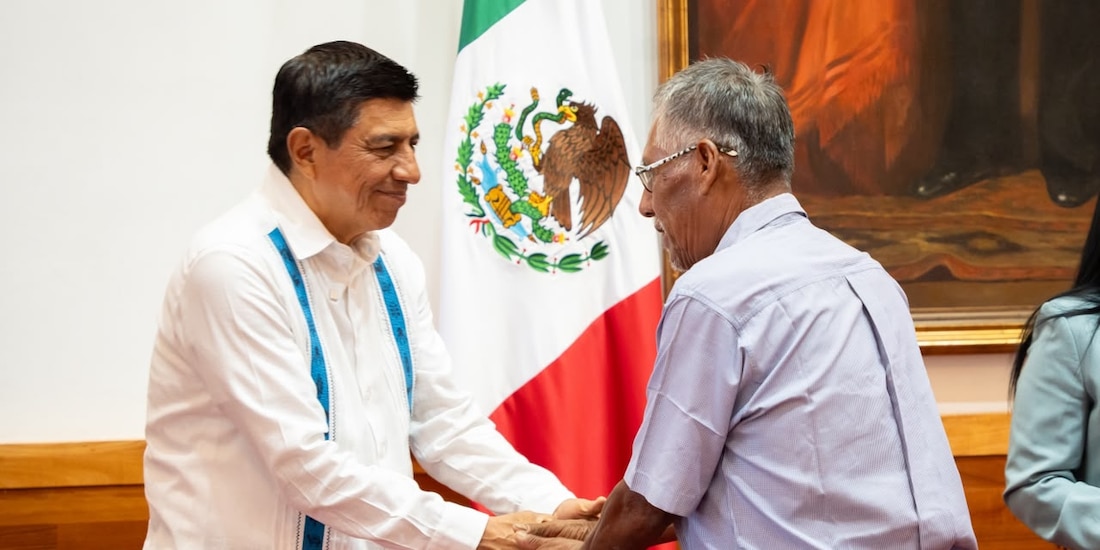 El Gobernador constitucional con una persona mayor.
