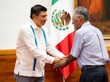 El Gobernador constitucional con una persona mayor.