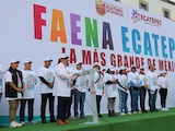 La alcaldesa Azucena Cisneros Coss encabezó el despliegue de la mega faena comunitaria desde la explanada municipal.