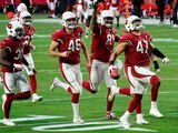 Jugadores de Cardinals festejan una intercepción contra Eagles en la Semana 15 de la NFL.
